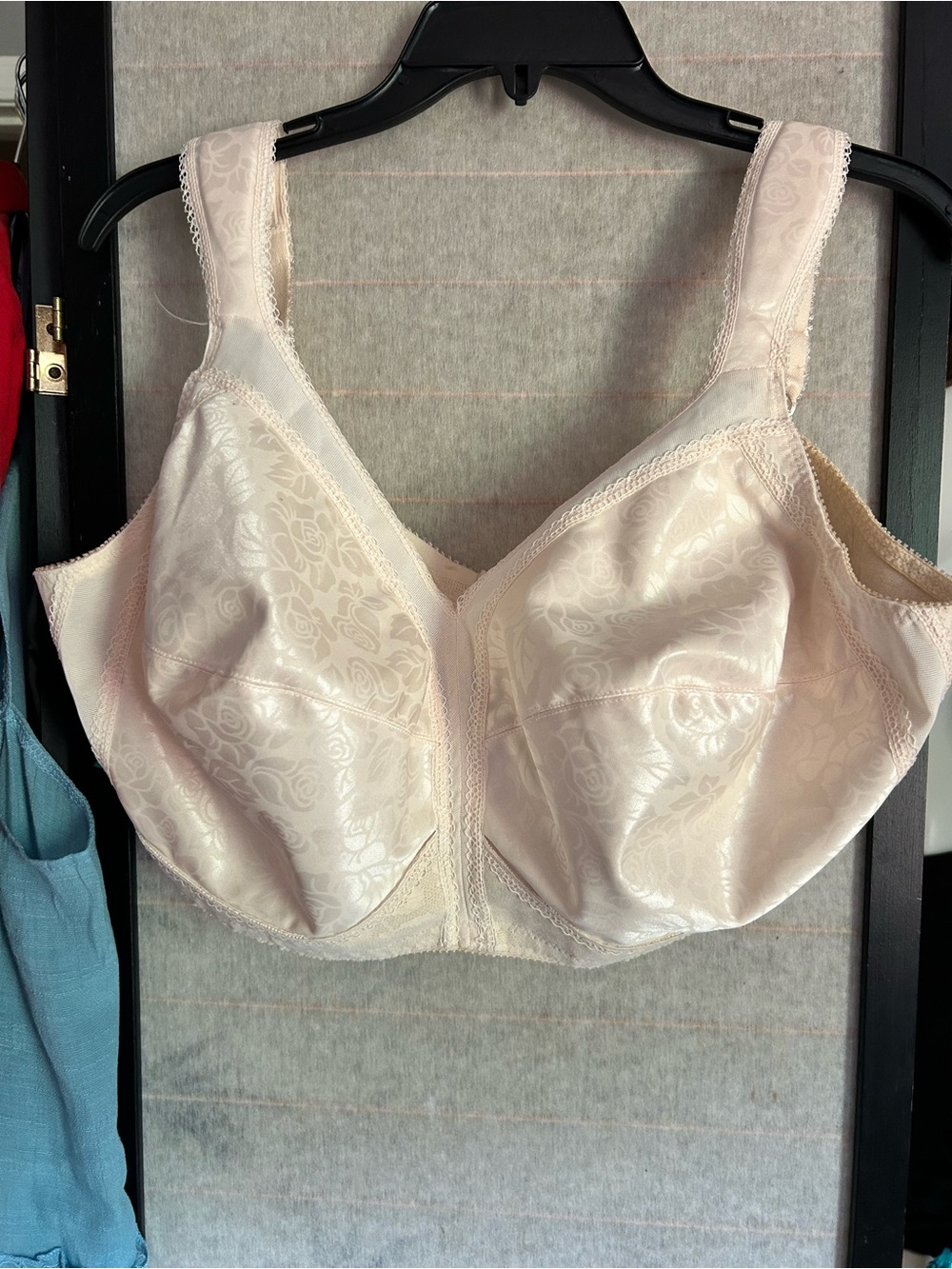 Playtex Women's Bra Sz 44DD Wireless Bra Padded Shoulder 4 Back Hooks NWOT